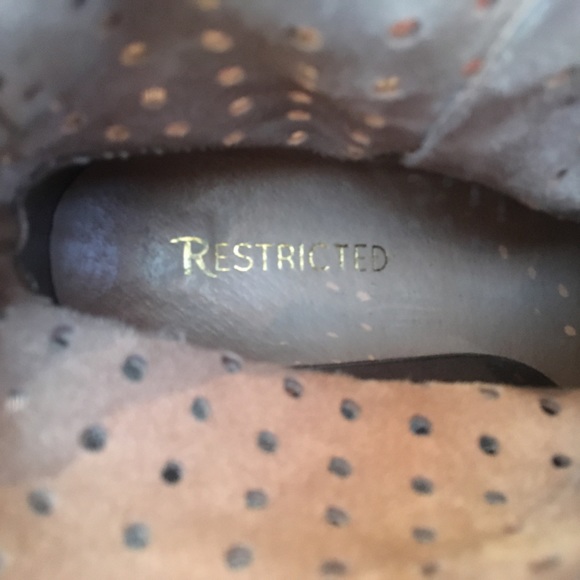 Restricted brand Ankle booties, sz 8. Tan suede. Ex condition. - Picture 4 of 4